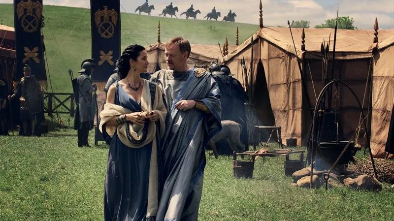 Pompeje (Carrie-Anne Moss, Jared Harris)