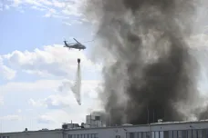 Škoda po požáru haly v Žebráku je asi 1,5 miliardy korun, stupeň poplachu klesl na druhý