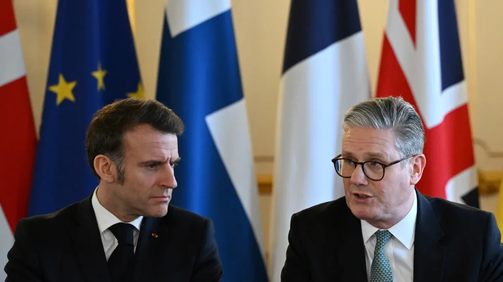 Francouzský prezident Emmanuel Macron a britský premiér Keir Starmer