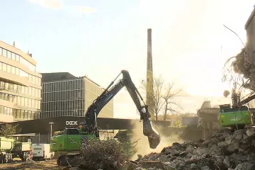 Dělníci bourají část Libeňského mostu. Už se začal hroutit sám, řekl Hřib