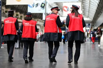 Ochromená Francie: K protestům se pár dnů před Eurem připojili železničáři