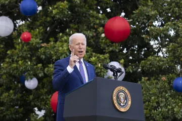 Díky vakcínám máme navrch, covid-19 ale není minulostí, vzkázal Biden v Den nezávislosti