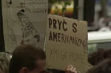 30 let zpět: Demonstrace v Praze proti řetězci fast foodu