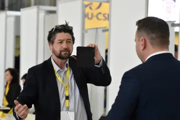 Muž, který 17. listopadu v Praze napadl novináře Bartoníčka, dostal pokutu