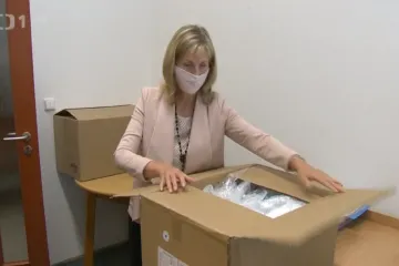 Jak ověřit totožnost voliče s rouškou? I na to se nyní připravují volební komise