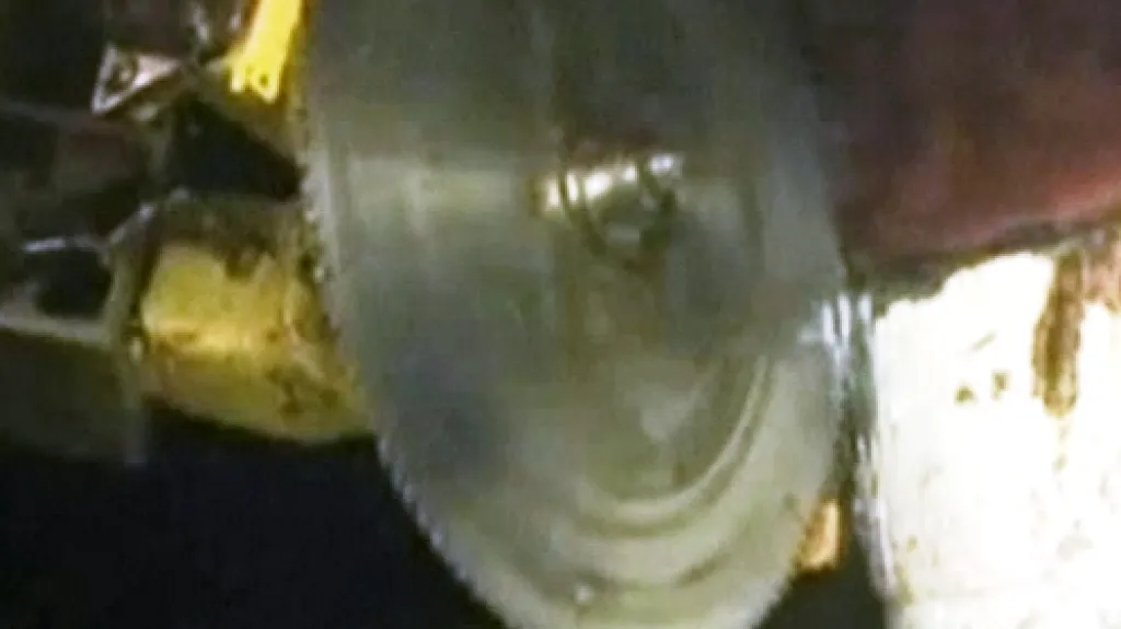 Robot řeže poškozené potrubí společnosti BP
