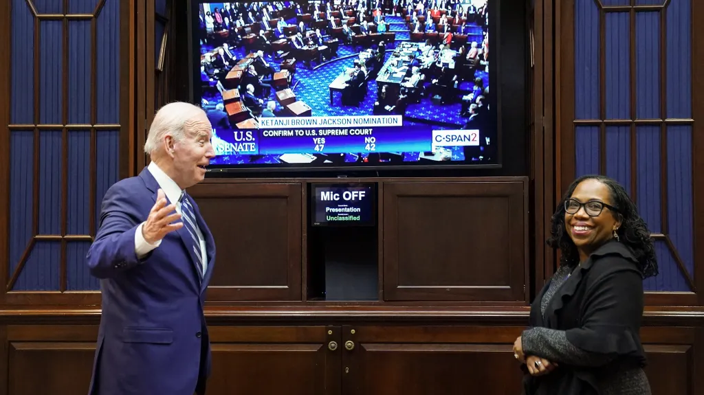 Americký prezident Joe Biden a nově zvolená soudkyně Ketanji Brownová Jacksonová