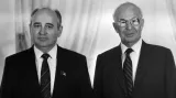 Michail Gorbačov s Gustávem Husákem během společného setkání v Praze (V dobovém agenturním servise ČTK měl Gorbačov vyretušovanou skvrnu na hlavě).