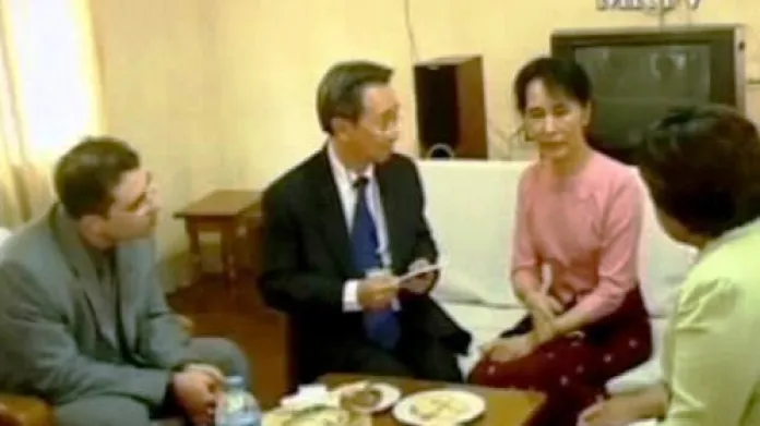 Su Ťij se zahraničními diplomaty