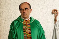 Kardinál Barbarin chce po sexuálním skandálu ve své diecézi rezignovat