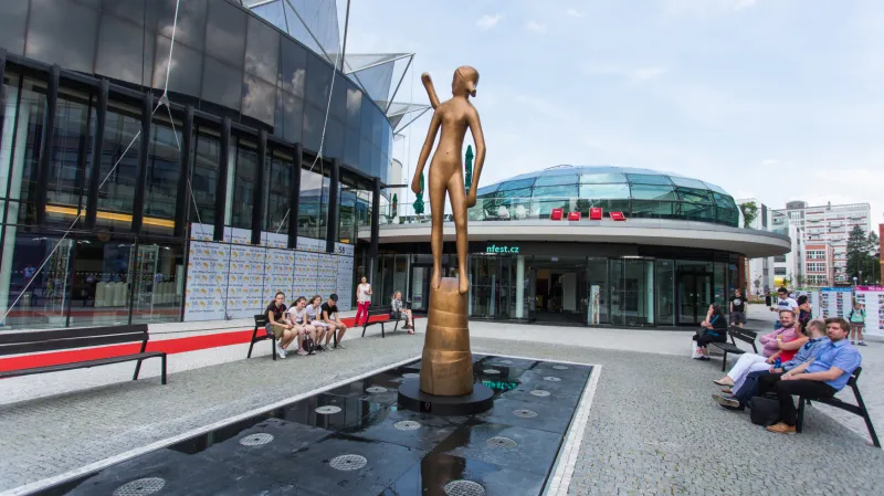 Zlatý festivalový střevíček před budovou Kongresového centra ve Zlíně