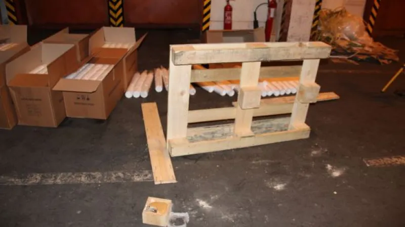 Záběry celníků: V paletách bylo 182 kg heroinu