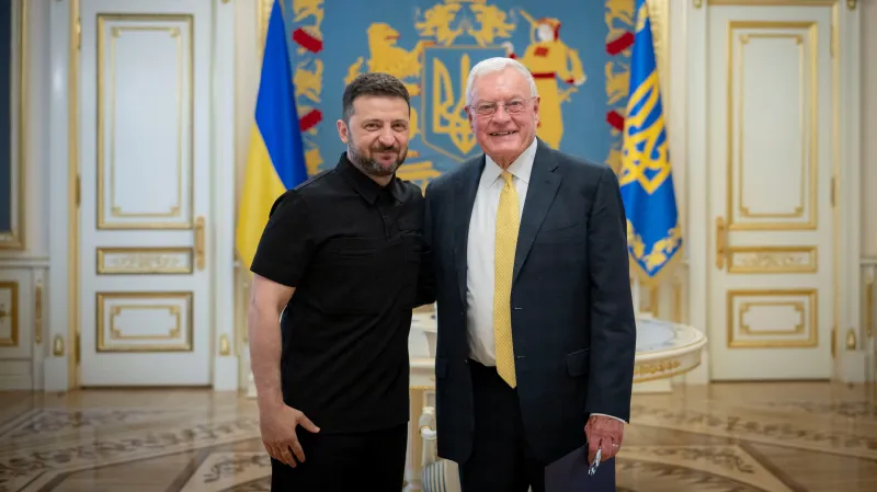Ukrajinský prezident Volodymyr Zelenskyj a zvláštní vyslanec Donalda Trumpa pro Ukrajinu Keith Kellogg (snímek ze 14. července 2025)