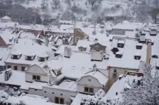 Sněhové srážky se z jihu Čech přesunuly nad Slezsko. Vznikají závěje 