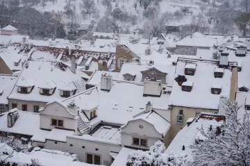 Sněhové srážky se z jihu Čech přesunuly nad Slezsko. Vznikají závěje 