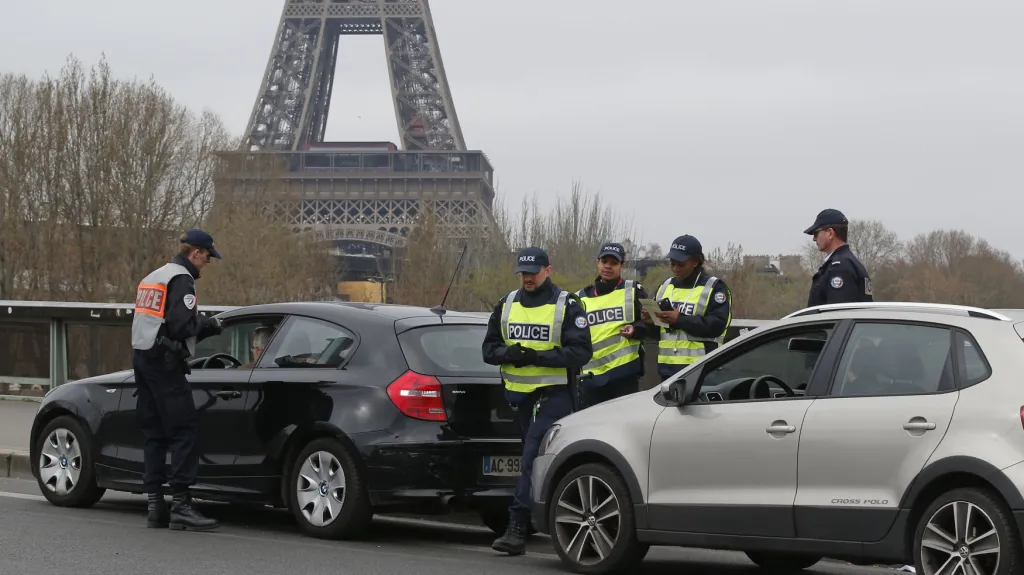Francouzská policie kontroluje vozy před vjezdem do Paříže