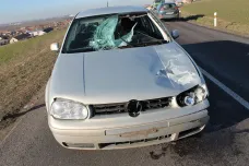 Kus ledu, který odletěl z náklaďáku, prorazil přední i zadní sklo a zranil řidiče