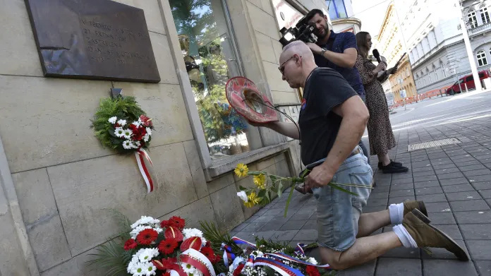 Lidé kladli 21. srpna 2021 v Brně věnce a květiny u pamětní desky Danuše Muzikářové, jedné z obětí okupace vojsky Varšavské smlouvy v letech 1968 a 1969