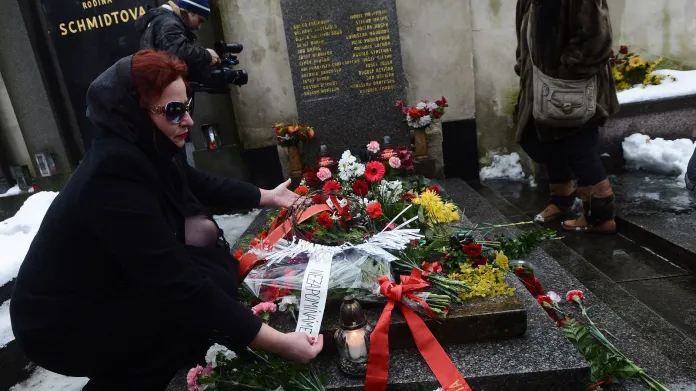 Vaňková na hrob položila symbolickou trnovou korunu s nápisem "Nezapomínáme"