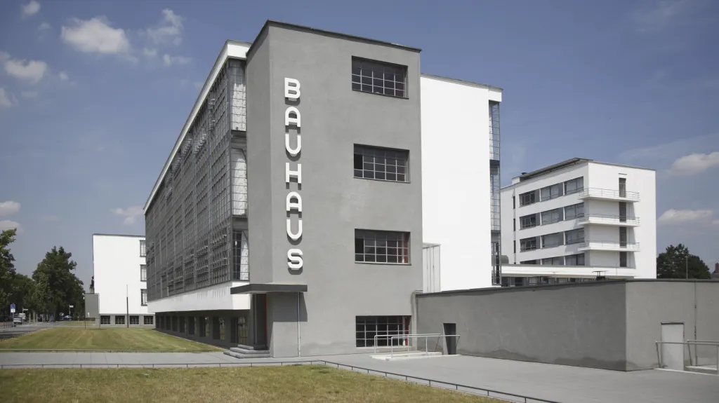 Walter Gropius roku 1919 sloučil původní uměleckoprůmyslovou školu s výmarskou akademií výtvarných umění a novou školu nazval Bauhaus. Sám také navrhl její budovu. Na snímku škola Bauhausu v Desavě.