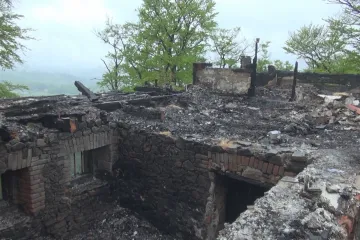 Turisté se skládají na opravu ohořelé rozhledny v Českém Švýcarsku