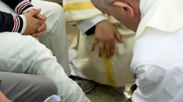 Papež umyl nohy mladistvým delikventům
