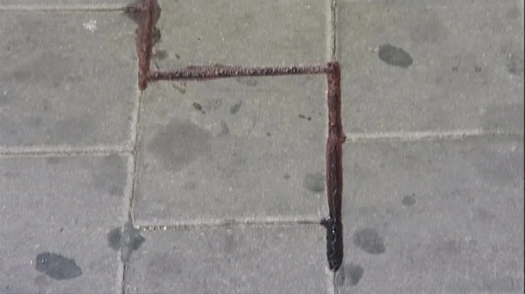 Po zraněných mužích zůstala na chodníku krev