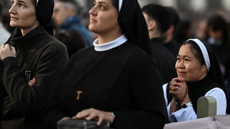 Jeptišky ve Vatikánu očekávají bílý kouř nad Sixtinskou kaplí