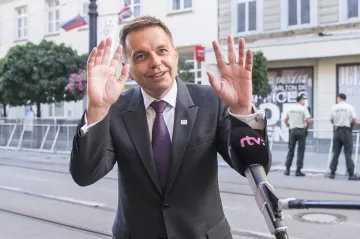 Slovenská prokuratura obvinila z podplácení šéfa centrální banky. Guvernér vinu popírá