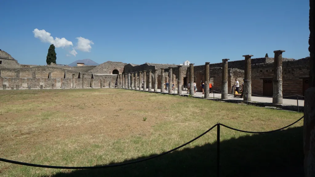 Nedostatkem turistů trpí také tradiční neapolský kulturní cíl, Vesuvem zničené město Pompeje