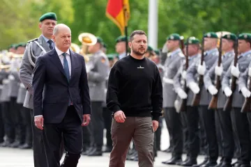 Zelenskyj jednal s vedením Německa, převzal cenu Karla Velikého a navštívil Macrona