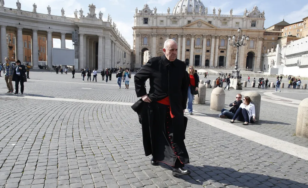 Kardinál Bergoglio kráce před zahájením konkláve v březnu 2013