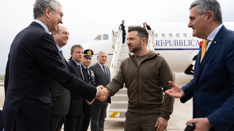 Ukrajinský prezident Volodymyr Zelenskyj po příletu do Itálie