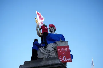 Francouzi protestují proti důchodové reformě, zastavila se železnice i výuka