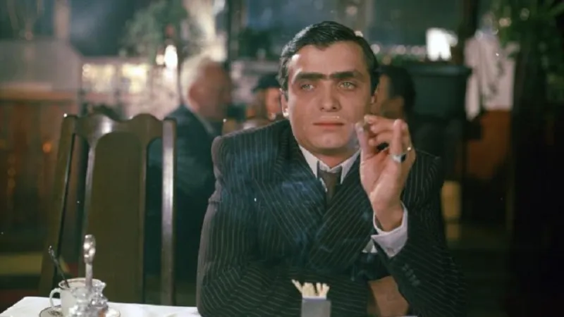 Oldřich Kaiser v komedii Velká sázka o malé pivo, kde hrál podvodníka inspirovaného Harrym Jelínkem