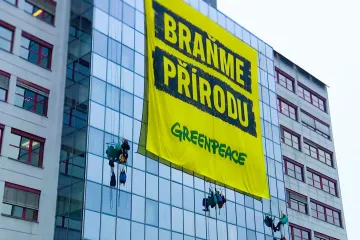 Aktivisté vyvěsili transparent na budovu MŽP
