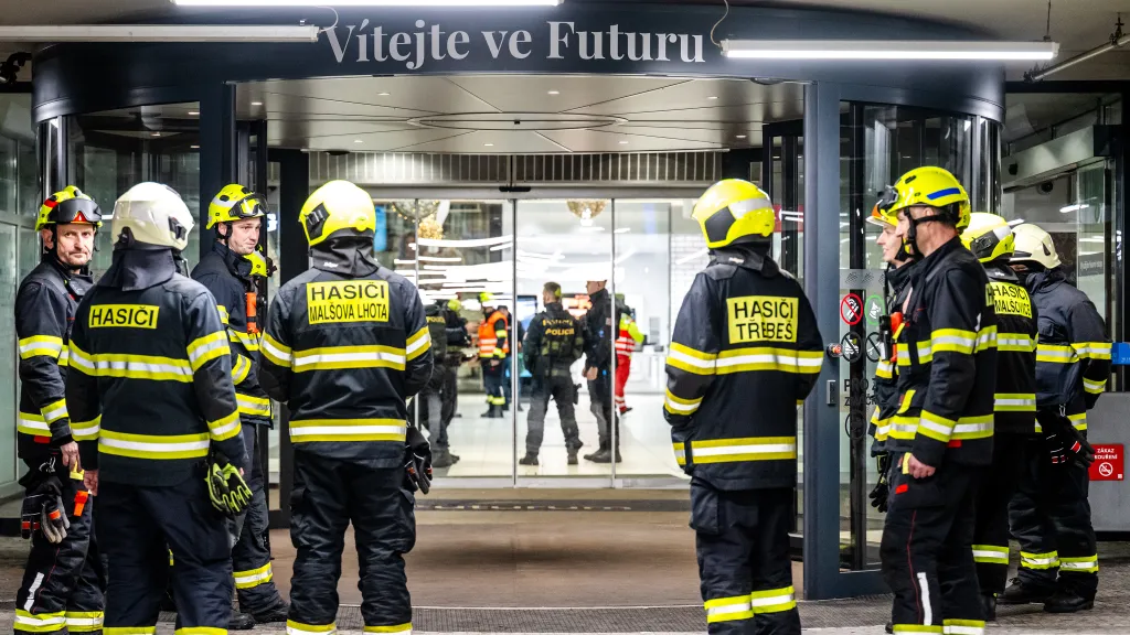 Zásah hasičů, policistů a záchranářů v obchodním centru Futurum v Hradci Králové