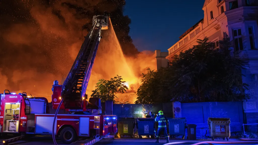 Hasiči bojují s rozsáhlým požárem v Plzni