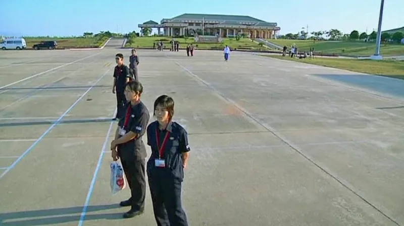 Clintonovou čekalo na letišti chladné přijetí