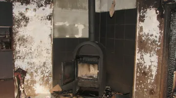 Místnosti jsou po požáru domu v Oslavanech-Padochově zničené