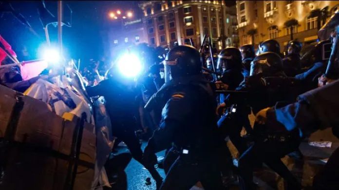 Španělští demonstranti se před parlamentem střetli s policií