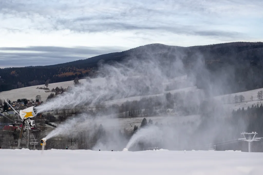 Skiareál Deštné v Orlických horách na Rychnovsku postupně zasněžuje sjezdovky před zahájením sezony