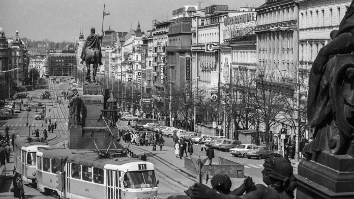 Vrátí se po více než 35 letech tramvaje na Václavské náměstí? Takto vypadal provoz pod Václavem naposled v roce 1980.