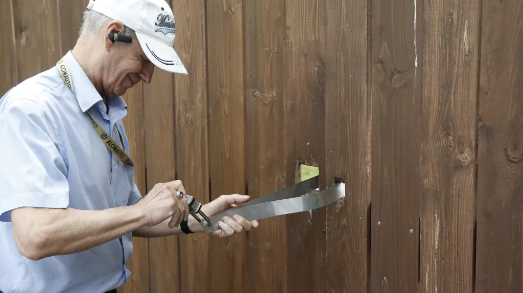 Pracovník americké ambasády zamyká bránu v areálu Serebrjanyj bor