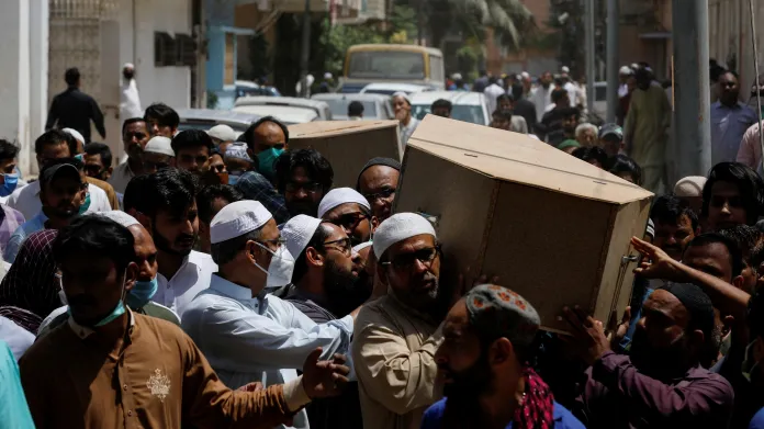 Pohřební průvod v Karáčí