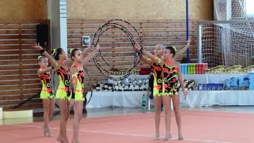 Gymnastky brněnské Mantily při sestavě s obručemi