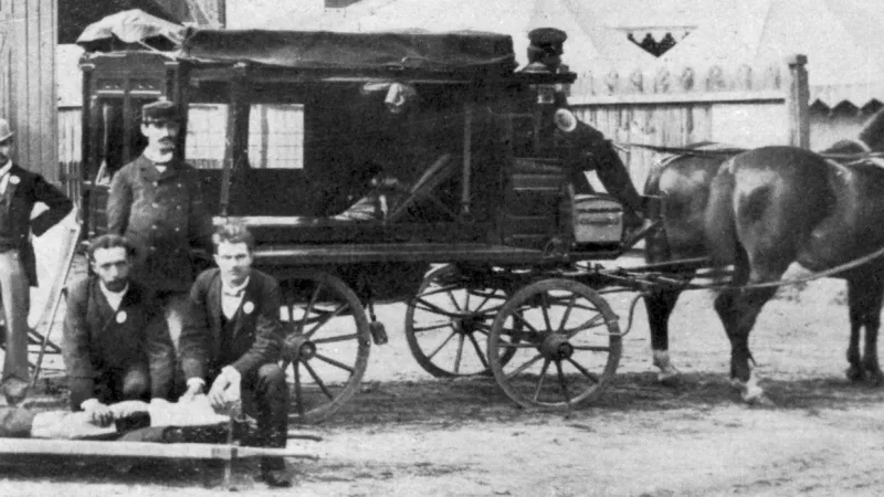 Do roku 1910 vozily zraněné výhradně koňské povozy. Pražský dobrovolný sbor ochranný vznikl již v roce 1857, poslední povozy vyřadil v roce 1923.