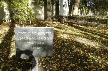 Na Ďáblickém hřbitově exhumují ostatky politických vězňů