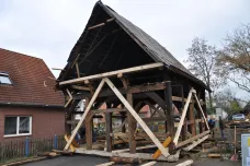 Spolek zachraňuje před stržením dům z doby německé reformace. Posunul ho o 140 metrů dál