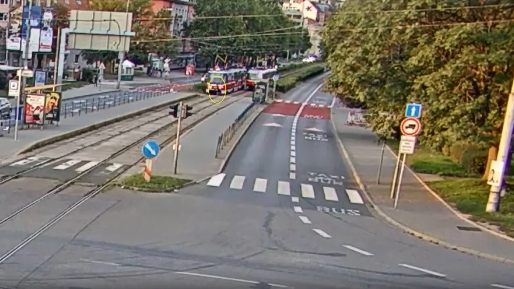 Chlapec zahleděný do mobilu vstoupil přímo před projíždějící tramvaj